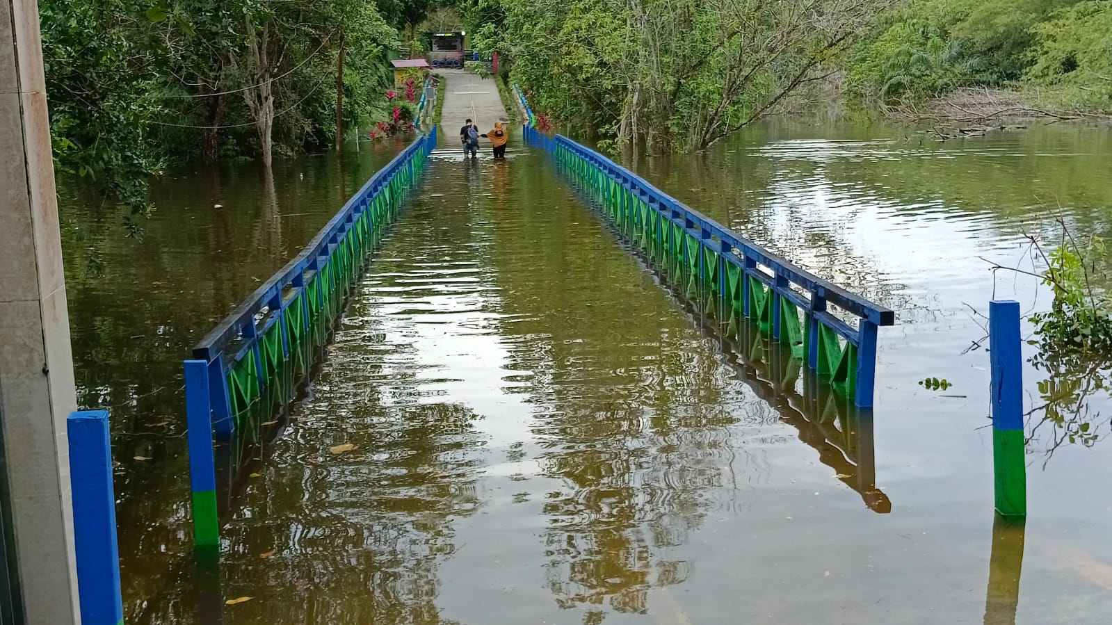 Jembatan menuju SMP Negeri 5 kebanjiran selama 10 hari. (Fitri Wahyuningsih/Kaltimtoday.co)